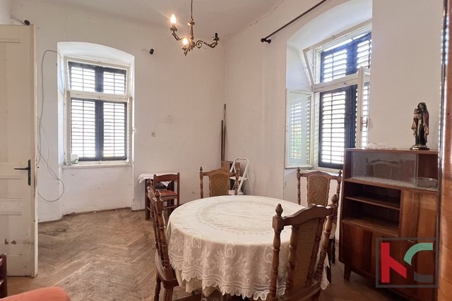 Pula, Center, comfortable four-room apartment on the first floor, opportunity #sale