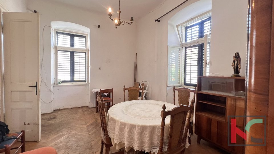 Pula, Center, comfortable four-room apartment on the first floor, opportunity #sale