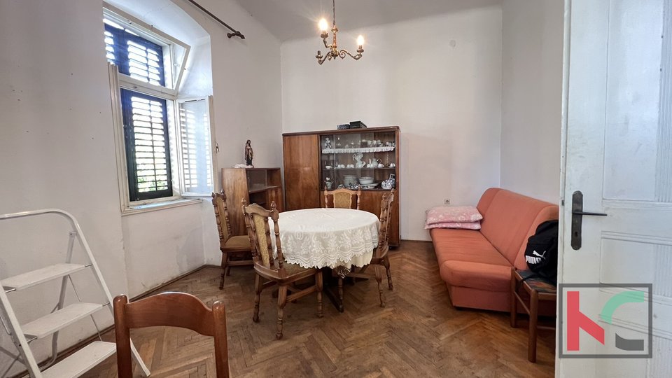 Pula, Center, comfortable four-room apartment on the first floor, opportunity #sale