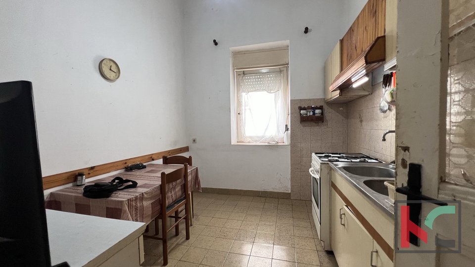 Pula, Center, comfortable four-room apartment on the first floor, opportunity #sale