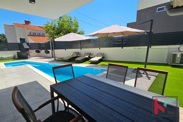 Istra, Medulin, luksuzno stanovanje v pritličju z ogrevanim bazenom, urejenim vrtom, dvema parkirnima mestoma #prodaja