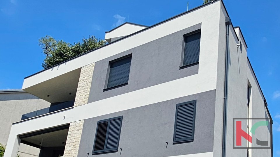 Rovinj, luksuzni stan udaljen 100m od mora sa vlastitom okućnicom i vrtom stambene površine 127,50 m2 #prodaja