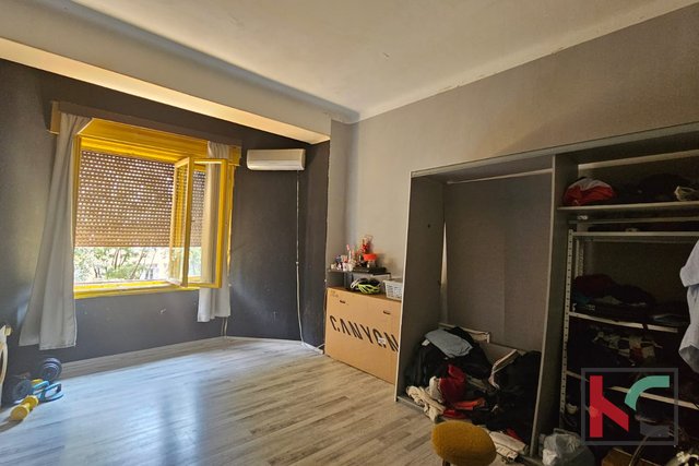 Pula, Zentrum, Wohnung im Stadtzentrum mit Potenzial, 4 Schlafzimmer, 1 Badezimmer, 125 m2 #Verkauf