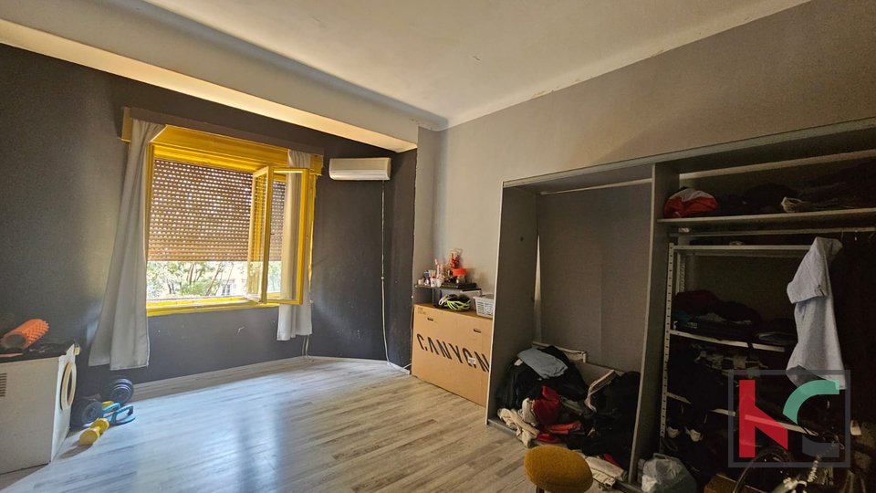 Pula, Zentrum, Wohnung im Stadtzentrum mit Potenzial, 4 Schlafzimmer, 1 Badezimmer, 125 m2 #Verkauf