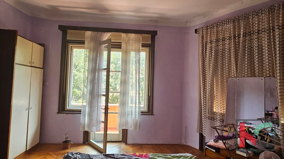 Pula, Zentrum, Wohnung im Stadtzentrum mit Potenzial, 4 Schlafzimmer, 1 Badezimmer, 125 m2 #Verkauf