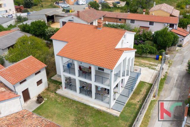 Ližnjan, villa sa dva velika stana ukupne stambene površine od 326,50m2 #prodaja