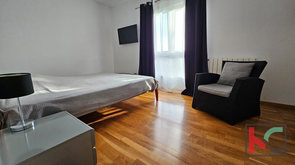 Pula, Valdebek, apartment 115m2, 3 bedrooms + bathroom with two parking spaces and a large terrace #sale