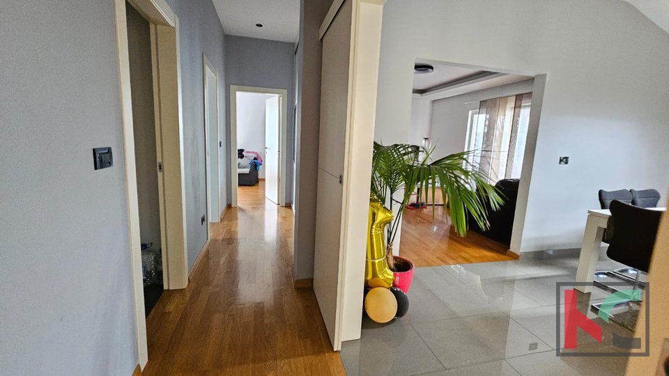 Pula, Valdebek, apartment 115m2, 3 bedrooms + bathroom with two parking spaces and a large terrace #sale