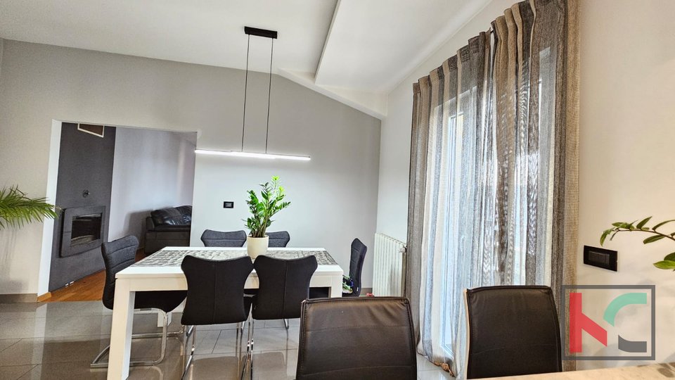 Pula, Valdebek, apartment 115m2, 3 bedrooms + bathroom with two parking spaces and a large terrace #sale