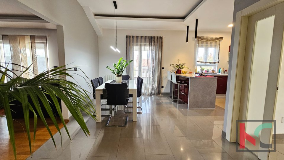 Pula, Valdebek, apartment 115m2, 3 bedrooms + bathroom with two parking spaces and a large terrace #sale