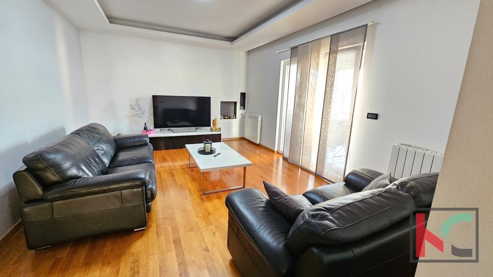 Pula, Valdebek, apartment 115m2, 3 bedrooms + bathroom with two parking spaces and a large terrace #sale