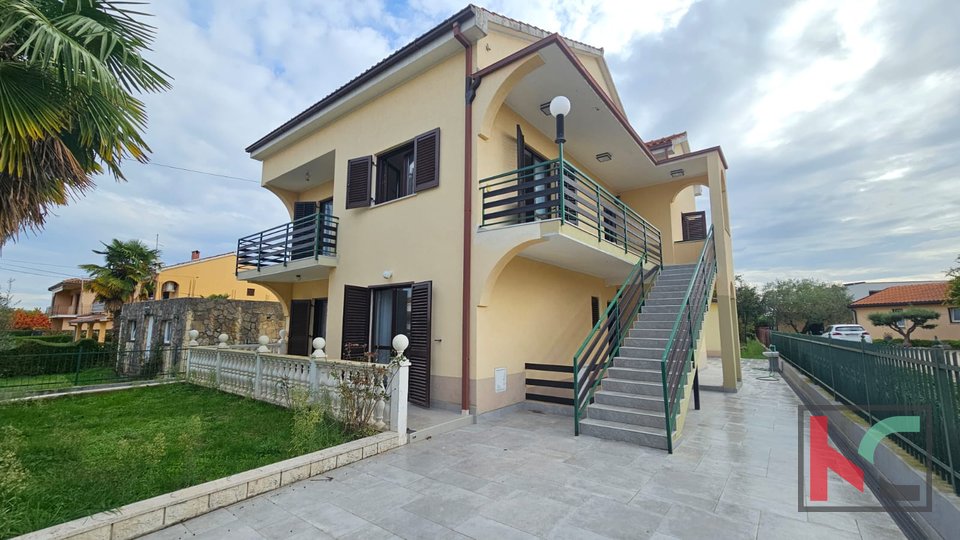 Istra, Poreč, samostojna hiša s tremi apartmaji in garažo, urejen vrt, blizu plaže, #prodaja