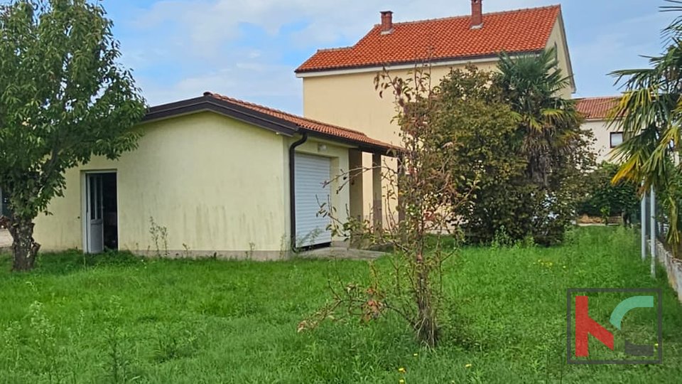 Istra, Poreč, samostojna hiša s tremi apartmaji in garažo, urejen vrt, blizu plaže, #prodaja