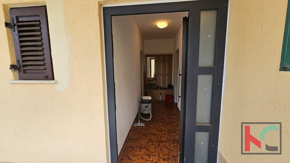 Istra, Poreč, samostojna hiša s tremi apartmaji in garažo, urejen vrt, blizu plaže, #prodaja