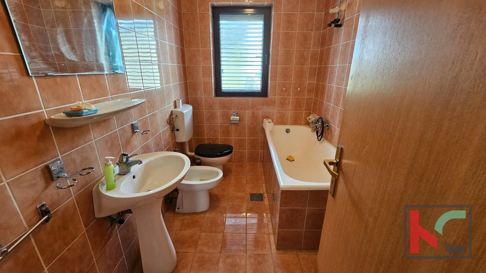 Istra, Poreč, samostojna hiša s tremi apartmaji in garažo, urejen vrt, blizu plaže, #prodaja