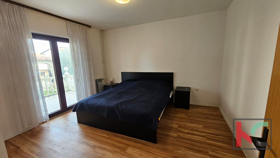 Istra, Poreč, samostojna hiša s tremi apartmaji in garažo, urejen vrt, blizu plaže, #prodaja