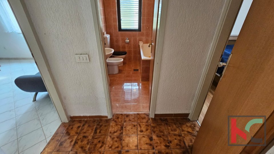 Istra, Poreč, samostojna hiša s tremi apartmaji in garažo, urejen vrt, blizu plaže, #prodaja