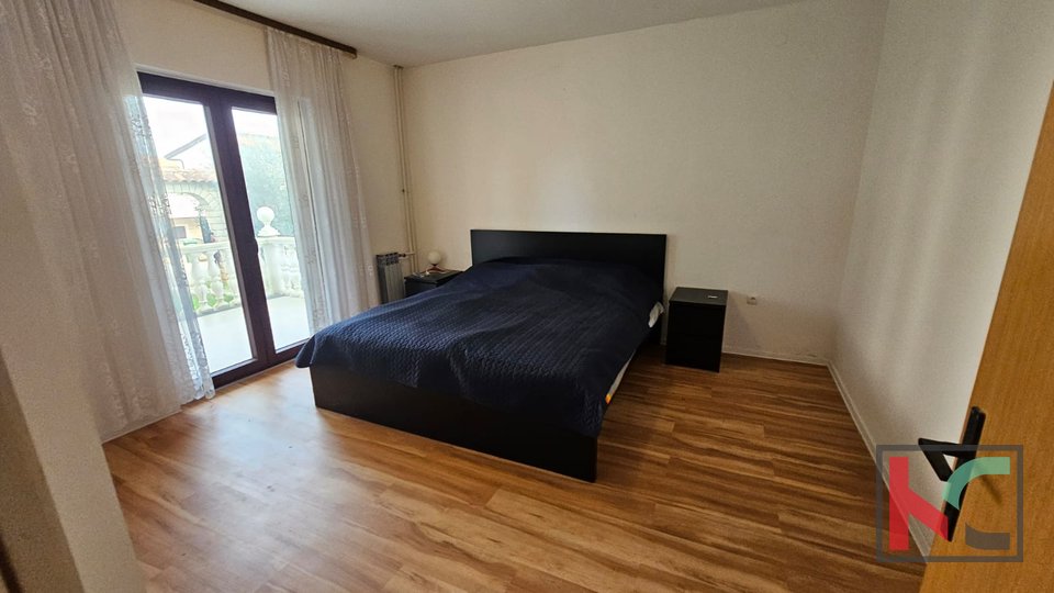 Istra, Poreč, samostojna hiša s tremi apartmaji in garažo, urejen vrt, blizu plaže, #prodaja