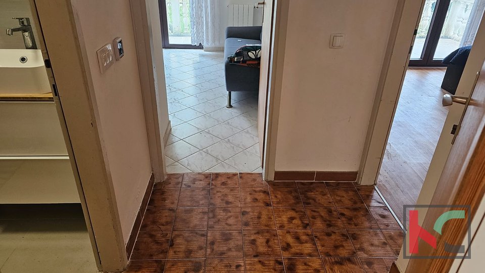 Istra, Poreč, samostojna hiša s tremi apartmaji in garažo, urejen vrt, blizu plaže, #prodaja