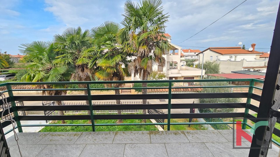 Istra, Poreč, samostojna hiša s tremi apartmaji in garažo, urejen vrt, blizu plaže, #prodaja