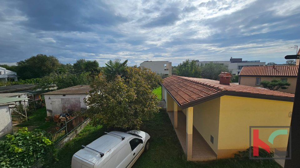 Istra, Poreč, samostojna hiša s tremi apartmaji in garažo, urejen vrt, blizu plaže, #prodaja