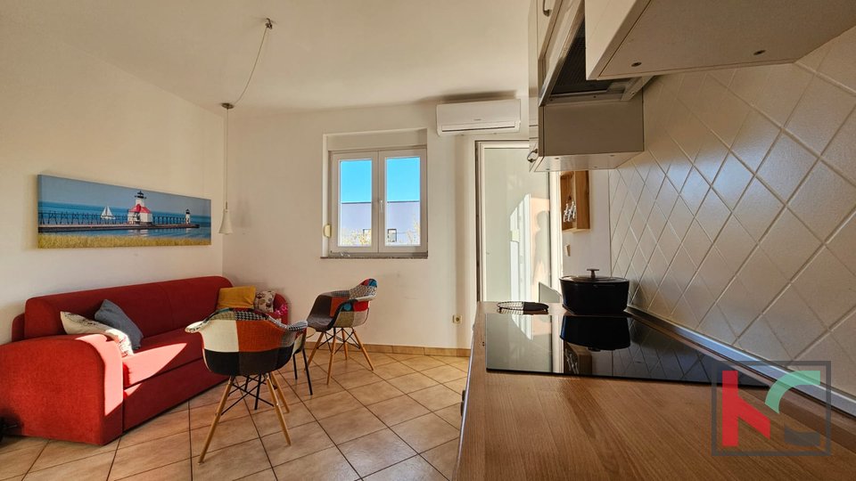 Premantura, Zentrum, Wohnung 2 Schlafzimmer + Wohnzimmer, 64 m2, mit Balkon und Meerblick #Verkauf