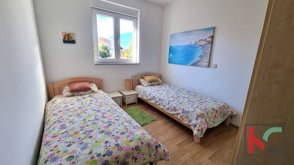 Premantura, Zentrum, Wohnung 2 Schlafzimmer + Wohnzimmer, 64 m2, mit Balkon und Meerblick #Verkauf