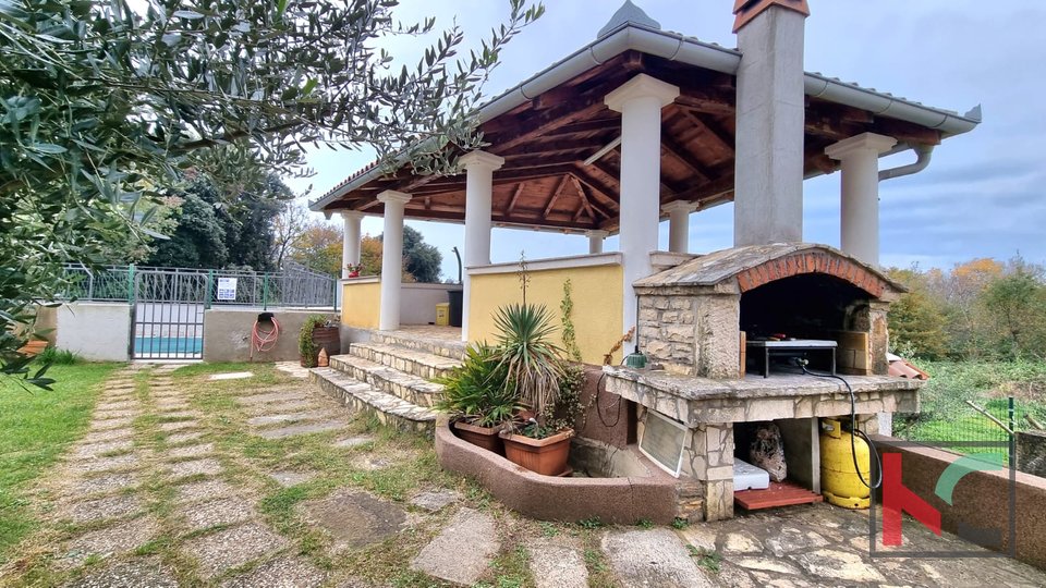 Pola, Veli vrh, casa bifamiliare con piscina e giardino, # in vendita