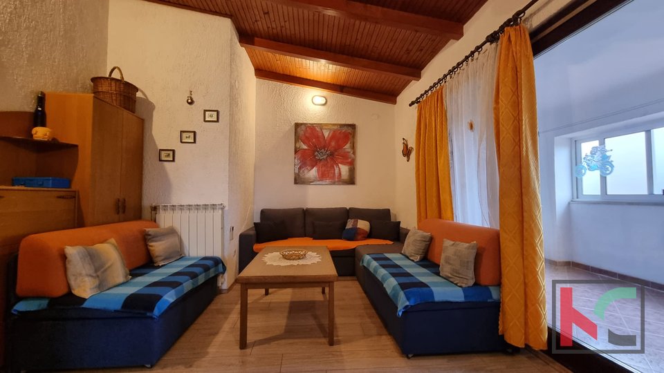 Pola, Veli vrh, casa bifamiliare con piscina e giardino, # in vendita