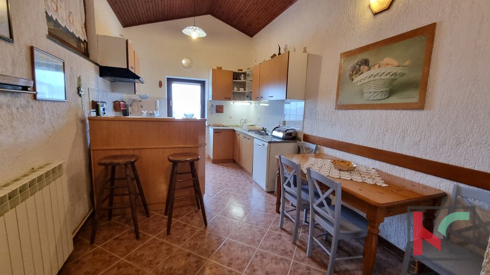 Pola, Veli vrh, casa bifamiliare con piscina e giardino, # in vendita