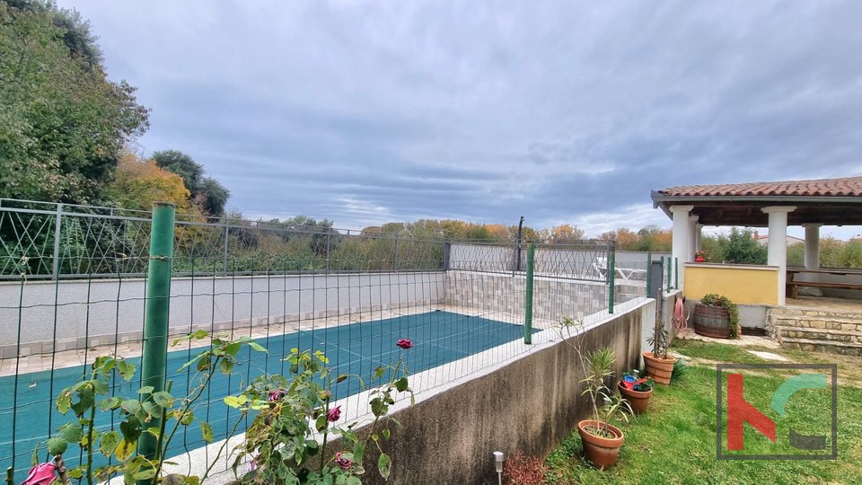 Pola, Veli vrh, casa bifamiliare con piscina e giardino, # in vendita