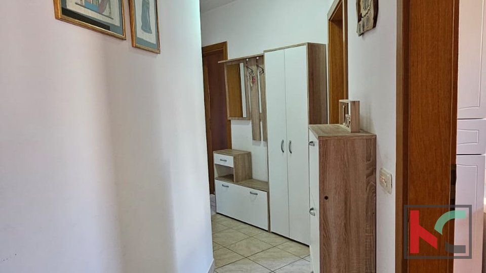 Istra, Pula, Veruda Porat, opremljeno stanovanje 2SS+DB, 57,51 m2, prvo nadstropje, zaprta loža, #prodaja