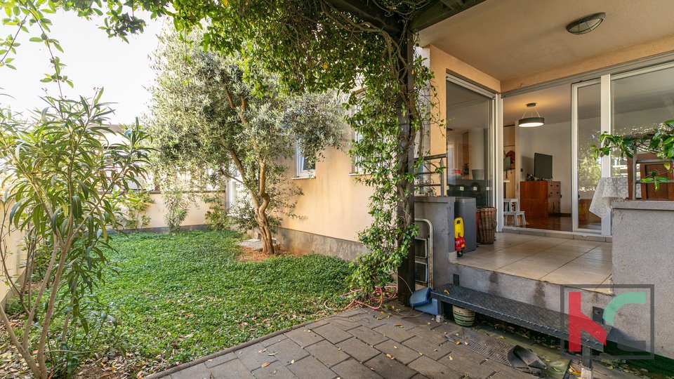 Pula, Monte Magno, moderne Wohnung mit zwei Schlafzimmern mit schönem Garten und Pool