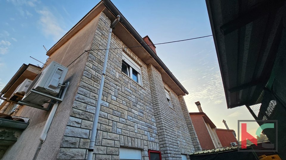 Pola, Valdebek, casa di 6 vani con locali commerciali consolidati #vendita