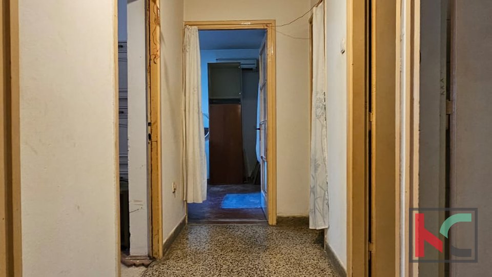 Istria, Pola, centro più ampio, appartamento familiare 2SS+DB 57,31m2 in un vecchio edificio nuovo da ristrutturare, #vendita