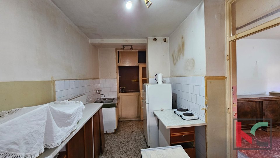 Istria, Pola, centro più ampio, appartamento familiare 2SS+DB 57,31m2 in un vecchio edificio nuovo da ristrutturare, #vendita