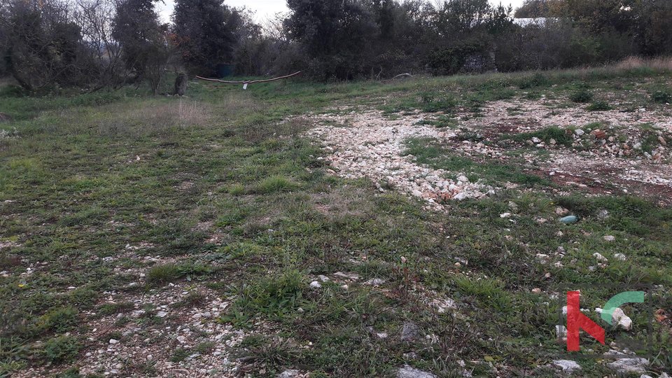 Rovinj, agricultural land 3305m2, with three legalized houses